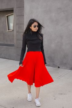 What to Wear With Pleated Skirts That Will Make It Look Dainty and Elegant? Red Skirt Outfit, Red Skirt Outfits, Sneaker Outfits Women, Outfits With Converse, Pleated Skirts, Red Skirt