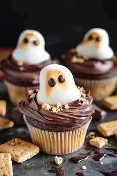 Toasted Ghost S’mores Cupcakes – A Hauntingly Delicious Halloween Treat Pillsbury Halloween Cupcakes, Spooky Cupcakes Ideas, Scary Cupcakes Ideas, Halloween Cupcake Flavor Ideas, Halloween Cupcakes Flavors, High Hat Cupcakes, Strawberry Halloween Cupcakes, Cute Fall Cupcake Ideas, Halloween Recipes Cupcakes