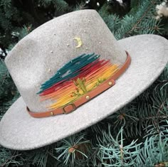 Embellished Hats Ideas, How To Customize A Felt Hat, Diy Cowgirl Hats, Felt Hat Embroidery, Hat Branding Ideas, Embroidered Cowboy Hat, Diy Hat Band Ideas, Decorating Hats Ideas, Embroidered Straw Hat