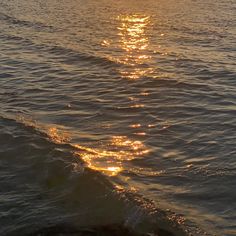 the sun shines brightly in the water as it reflects off the surface of the ocean