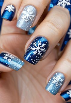 Snow Nail Art Snowflakes, Nails Christmas Snowflake, Xmas Blue Nails, Winter Nails Ideas Blue, Snowflake Gel Nail Designs, Midnight Blue Christmas Nails, Snowflake Nail Design Blue, Snowflake Fingernails, Christmas Finger Nail Designs