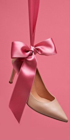 Shoes Product Photography Ideas, Christmas Fashion Photoshoot, Christmas Product Photoshoot, Shoes Marketing, Xmas Gift Guide, Shoe Hacks, Shoe Advertising, Ribbon Shoes