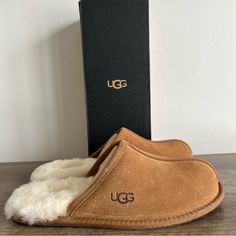 Ugg Chestnut Scuff Slippers New In Box Box May Have Minor Cosmetic Damage / Stickers / Writing Men’s Size 9 Please Review All Pictures For Any Flaws And/Or Blemishes Item Shown In Pictures Is What You Are Purchasing No Rips Or Tears. Odor Free All Reasonable Offers Considered Smoke Free Environment Even Though Most Of Our Shoes Are Sold As “New” There Is A Chance That They May Have Been Previously Tried On In Store With Dust And/Or Dirt On The Soles And Insoles There Are Also Times Where We Will Stickers Writing, Ugg Chestnut, Mens Ugg Slippers, Ugg Slides, Ugg Sandals, Chestnut Uggs, Blue Slippers, Grey Sandals, Shoes Ugg