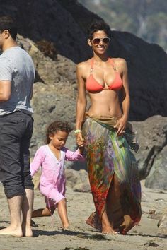 Halle Berry Body, Halle Berry Age, Hally Berry, Halle Berry Style, Fit And Fabulous, Dorothy Dandridge, 45th Birthday, Black Actresses, Bond Girls