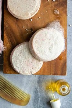 Made with sea salt, cocoa butter, essential oils and gentle cleansers, this sea salt shampoo bar will help you go zero-waste on a budget Diy Goat Milk Soap, Homemade Hair Gel, Homemade Dish Soap, Sea Salt Shampoo, Diy Shampoo Bar, Peanut Butter Fudge Easy, Diy Dry Shampoo, Flaxseed Gel, Hello Glow