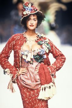 Vivienne Westwood Runway Show RTW S/S 1995 Vivienne Westwood Runway, Vintage Vivienne Westwood, Yasmeen Ghauri, Runway Fashion Couture, Sixties Fashion, Couture Runway, Historical Dresses, Beauty And Fashion, Runway Show