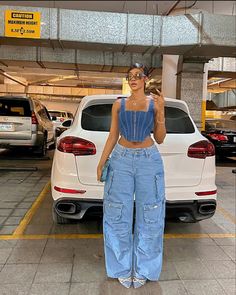 Cargo Denim Pants Outfit, Cargo Jeans Outfit Women, Jean Cargo Pants Outfit, Jeans And Crop Top Outfit, Girls Dress Outfits, Crop Top With Jeans, Jeans Outfit Women, Fashion Top Outfits, Effortlessly Chic Outfits