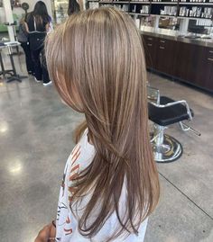 60 ideas de color de pelo rubio ceniza de moda en 2024 Dusty Light Brown Hair, Few Highlights On Light Brown Hair, Brown Hair Lots Of Blonde Highlights, Ash Blonde With Highlights, Cool Tone Blonde Highlights, Brunette With Ash Blonde Highlights, Cool Toned Blonde Highlights, Color Hair, Blonde Brunette