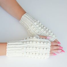 Crochet Gloves Free Pattern, Crochet Fingerless Gloves Free Pattern, Pearl Crochet, Crochet Mitts, Winter Accessories Fashion, Glove Pattern, Crochet Gloves Pattern, Womens Crochet Patterns, Crochet Headband Pattern