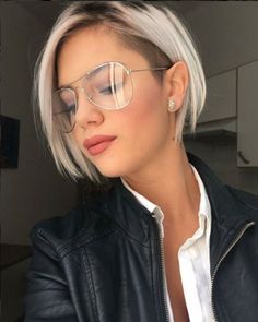 *** Je Zou Bijna Willen Dat Je Een Bril Mocht Dragen…Zo Leuk!! Nm 4 en Nm 13 Vind Ik Super…Welke Zouden Jullie Kiezen? Hidden Undercut, Kort Bob, Popular Short Hairstyles, Bob Hairstyles For Fine Hair, Penteado Cabelo Curto, Undercut Hairstyles, Cute Hairstyles For Short Hair, Haircuts For Fine Hair, Short Bob Hairstyles