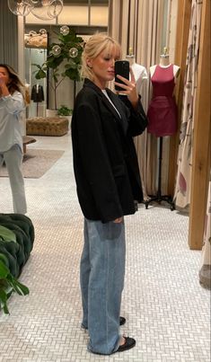 La Cool & Chic, Mariana Hewitt Style Fashion, Cool Evening Outfits, Outfit Ideas With Flats, Baggy Chic Style, Relaxed Pants Outfit, Corporate Outfits Women, Going Out With Friends Outfit, Party Winter Outfits