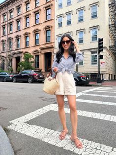 How to perfectly style & tie your button up shirt Petite Aesthetic, Fall Outfits For Petite Women, Quiet Luxury Summer, Summer To Fall Outfits, Outfits For Petite Women, Classic Fashion Looks, Look Com Short, Outfit For Petite Women, In My 40s