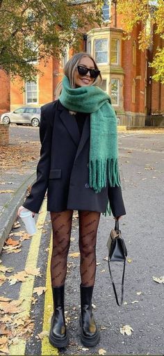 RIIQIICHY Femmes Écharpe Pashmina Châles Etole Hiver Foulard Longues Grande Chauds Écharpes Madrid Outfits, City Break Outfit, Adrette Outfits, Cold Outfits, Green Scarf, Paris Outfits, Causual Outfits, Mode Inspo, 가을 패션