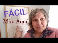 a woman pointing to the right with her finger up in front of a sign that says facil mira aqua