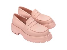 Step into understated prep with the classic Melissa Royal. This trendy silhouette features a matte finish loafer-style design and a soft Grenflex insole that can elevate any look—all while keeping things comfortable every step of the way. Loafer Style, Matte Pink, Mini Melissa, Viktor & Rolf, Loafers Style, Jason Wu, Jean Paul Gaultier, Bubble Gum, 21st Century