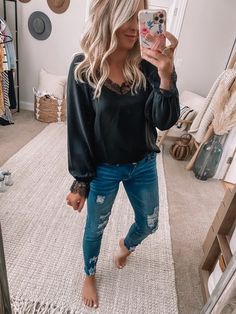 Busy Mom Outfits, Hair Stylist Outfit, Moms Jeans, Trendy Mom Outfits, Stylist Outfit, Casual Outfit Ideas, Casual Outfits For Moms, Trendy Mom, Jeans Outfits