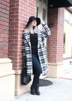 What I REALLY wore all winter long!  Winter casual and chic capsule wardrobe.  #winterstyle #styleover40 #styleover50 #wintercapsulewardrobe #plaidcoat #floppyhat #bestwinteroutfits #easywinteroutfits #casualoutfits #skinnyjeans #RossandSnowBoots #ChicosJeans #botkiertote #mixandmatchwardrobe Chic Capsule Wardrobe, Simple Winter Outfits, Travel Luxury, Winter Capsule, Winter Capsule Wardrobe, Winter Outfit Inspiration, Ageless Style, Style Inspiration Winter, Plaid Coat