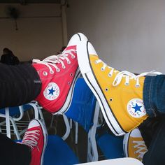 red and yellow all stars Yellow Converse Aesthetic, Yellow All Star, High Converse Outfit, Charlie Charlie, Indie Boy, Yellow Converse, Converse Aesthetic, Boys Converse, Yellow Vans