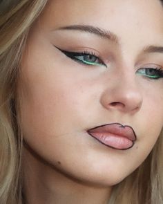 healing color #makeupinspo #greeneyeliner #eyeliner #inbeautmag #beautyinspo Green Eyeliner, February 11, Makeup Inspo, Eyeliner, Healing, Makeup, On Instagram, Beauty, Color