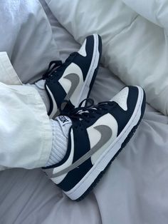 Tenis Nike Jordan, Nike Blazer Outfit, Dream Sneakers, Nike Shoes Blue, Preppy Shoes, Jordan Shoes Girls, Jordan Shoes Retro