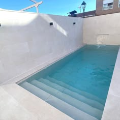 ¿Quieres un tip para lograr un espacio integrado? 👉🏼 Revestir la piscina, el suelo de la terraza y las paredes es la forma más sencilla. Puedes hacerlo con un color claro, como hizo @gonzainapooldeluxe en este proyecto con nuestro Cements Snow, consiguiendo un espacio luminoso y un color exquisito para tu piscina🤩. Small Pools Backyard, Homemade Pools, Ideas Terraza, Simple Pool, Piscina Interior, Small Swimming Pools, Mini Pool