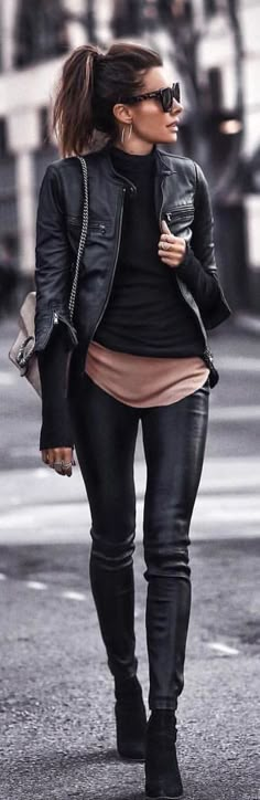 Lederhosen Outfit, Woman Walking, Leather Jacket Outfits, Traje Casual, All Black Outfit, Inspired Outfits