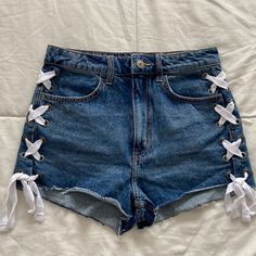 H&M High-Rise Denim Side Tie Lace-Up Short Shorts Dark Wash Size 4 / W 28 Dark Wash Denim Shorts With White Criss-Cross Laces Going Up The Sides Of Each Leg Dark Silver Metal Circles Short-Short Length (About 1.5” Inseam) Divided By H&M Festival Shorts, Jean Shorts, Denim Shorts, Dark Shorts, Party, Bar, Club, Girls Night, Music Festival, Coachella, Summer, Spring, Casual, Everyday, Vacation, Beach, Coastal, Y2k, Vintage, Boho, Bohemian, Unique, Eccentric Jean Shorts With Designs, Cute Shorts For Women, Summer Fits With Shorts, Denim And Lace Outfits, Dark Blue Jean Shorts Outfit, Shorts With Patches, Denim Shorts Y2k, Blue Plaid Shorts, Frayed Jean Shorts