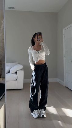 Zip Up Long Sleeve Top Outfit, Jennie Bp Outfit Casual, College Outfits Inspo Summer, T-shirt Fits, Model Everyday Outfits, Soft Cargo Pants, Streetwear Fashion Crop Top, Fit Inspo Streetstyle Summer, Casual Revealing Outfit