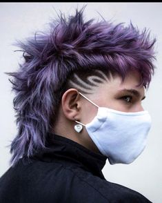 Woman with a mohawk hairstyle in color purple. Mohawk Hairstyles, Alternative Hair, Hair Inspo Color, Aesthetic Hair, Purple Hair