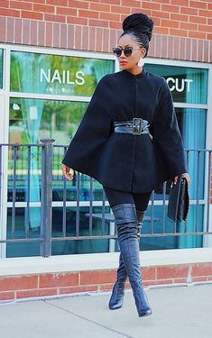 Cape Blazer, Black Bloggers, Metallic Pants, Black Cape, Monochrome Outfit, Cold Weather Outfits, Diva Fashion, All Black Outfit, Fall Fashion Outfits