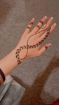 Women mendhi designs. Simple Henna Designs Hand, Inai Pengantin, Palm Mehndi Design, Tattoo Designs Hand, Mehndi Designs Fingers, Designs Mehndi