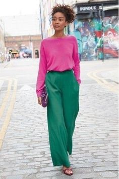 Green Pants Outfit, Walking Down The Street, Color Blocking Outfits, Green Trousers, Green Pants, Colourful Outfits, Inspiration Mode, Looks Style