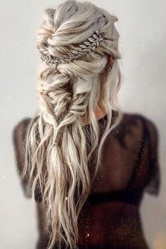 Messy Braided Hairstyles, Bohemian Wedding Hair, Rustic Wedding Decorations, Boho Wedding Hair, Easy Summer Hairstyles, Penteado Cabelo Curto, Elegant Updo, Wedding Hair And Makeup