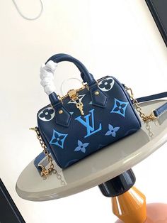 . Tas Louis Vuitton, Sac Louis Vuitton, Luxury Bags Collection, Model Design, Girly Bags, Handbag Accessories, Louis Vuitton Bag, Luxury Bags, Design Details