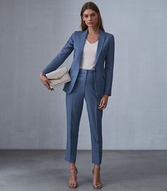 An empowering suit for a powerful female lawyer Summer Job Interview Outfit, Classy Work Attire, Business Professional Outfits, Professional Work Outfit, Quoi Porter, Clothes Trendy, Trousers Casual, Cardigan Beige