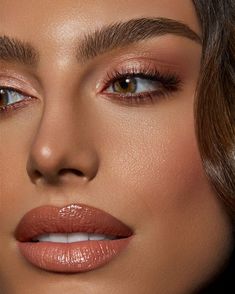 Natascha Lindemann (@natascha.lindemann) • Instagram photos and videos Natural Gold Makeup, Bronzy Eye Makeup, Aesthetic Eye Makeup, Gold Wedding Makeup, Rose Gold Makeup Looks, Warm Makeup, Aesthetic Eye, Rose Gold Eye Makeup