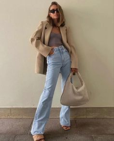 #fashioninspo #summer #outfits #clothes #fashionbags #cream Maria Kragmann, Bottega Bag, High Waisted Jeans Vintage, Fest Outfits, Fall Jeans, Moda Jeans, Functional Fashion, Foto Poses, Looks Street Style