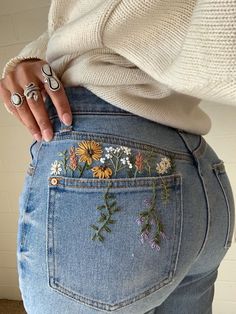 Logo Woman, Mode Hippie, Hand Embroidery Projects, Pola Sulam, Floral Jeans