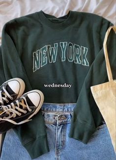 Cute Aesthetic Clothes For School, Clothes For School Aesthetic, Clothing Astethic, Asthetic Cloths Idea, Cute Sweatshirts Outfits, Outfit Ideas Sweatshirt, Cozy Sweaters Outfits, Sweatshirt Outfits, Mode Zara