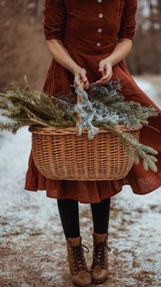 Homesteading Aesthetic, Thrifted Cottagecore, Lily Core, December Vibes, Natural Clothes, Brown Cottage, Cottagecore Winter, Christmas Feels, Women Photoshoot