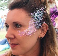 Hair Glitter Ideas, Color Guard Makeup, Body Glitter Festival, Glitter Room, Glitter Bar, Rhinestone Makeup