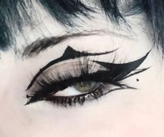 Punk Rock Makeup Grunge, Goth Eyeliner Looks, Goth Liner, Goth Eyeliner, Eyeliner Ideas, Cute Eye Makeup