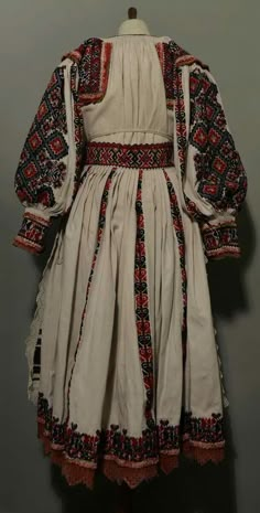 Croatia Traditional Clothing, Ukranian Tradional Dress, Eastern European Traditional Clothing, Traditional Polish Clothing, Medieval Inspired Fashion, Ukraine Clothing, Romanian Clothing, Norwegian Clothing