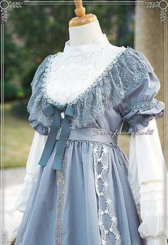 1800 Dresses, Blue Vintage Dress, Vintage Embroidery Patterns, Gaun Abad Pertengahan, Embroidery Patterns Ideas, Embroidery Vintage, Patterns Ideas