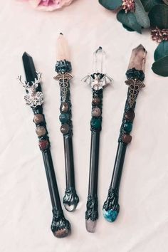 crystal wand examples instructions gem_obsession_aus Fairy Wands Diy, Witchcraft Wand, Homemade Wands, Crystal Wand Diy, Cosplay Advice, Wand Ideas, Wand Making