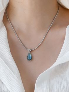 Le collier Waterdrop capture l'essence de la beauté naturelle dans sa conception. D'une fabrication exquise, ce collier arbore un pendentif captivant en forme de goutte d'eau qui éblouit d'un éclat brillant. Le pendentif est délicatement suspendu à une chaîne délicate, créant une apparence élégante et raffinée qui complète parfaitement n'importe quelle tenue vestimentaire. Matériaux : Laiton plaqué platine , résine Dimensions : 380 mm/14,96" de longueur, 50 mm/1,97" de longueur d'extension. Elegant Blue Teardrop Drop Necklace, Blue Teardrop Pendant Necklace With Adjustable Chain, Blue Teardrop Necklace With Delicate Chain, Gemstone Teardrop Pendant Drop Necklace, Dainty Gemstone Teardrop Pendant Drop Necklace, Dainty Teardrop Gemstone Drop Necklace, Blue Teardrop Pendant Minimalist Jewelry, Blue Teardrop Pendant Necklace In Sterling Silver, Blue Sterling Silver Teardrop Pendant Necklace