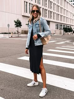 Midi Dress Sneakers, Ribbed Dress Outfit, Dress With Denim Jacket, Dress And Sneakers Outfit, White Sneakers Outfit, Trainers Outfit, Midi Dress Outfit, Sneaker Outfits Women, Jean Jacket Outfits