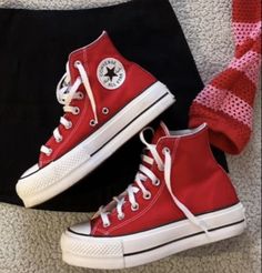 Converse High Tops Platform, Red Hightop Converse, Converse Rouge, Converse Haute, Red Converse Outfit, Red High Top Converse, Purse Outfit, Converse Platform, Dr Shoes