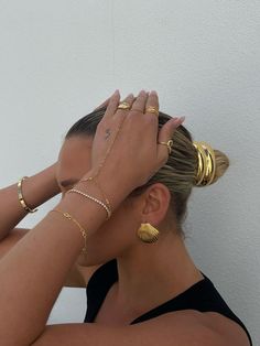 Gold Hand Jewelry Aesthetic, Bracelet To Ring Chain, Handchains Gold For Women, Hand Chain Aesthetic, Aesthetic Gold Bracelets, Handchains Gold, Outfits With Gold Jewelry, Bracelet Ring Chain, Gold Jewellery Aesthetic