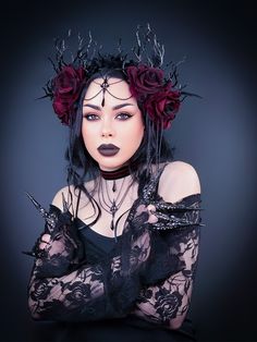 Gorgeous large black flower crown with handmade branches and burgundy roses, accessorized with pendants and chains. The crown is perfect as a Halloween accent. A gothic headdress will decorate your evening look. Be a gorgeous Dark Queen, Evil Witch, Vampire Queen. The headdress can be purchased separately or in combination with the wand, necklace and claws. The size of the product is adjustable using an elastic band that connects the sides of the headband. The size of this headdress is universal Vampire Glam Makeup, Goth Makeup Wedding, Persephone Crown, Halloween Headpiece, Vampire Crown, Woodland Witch Costume, Vampire Queen Aesthetic, Vampire Headpiece, Vampire Queen Costume